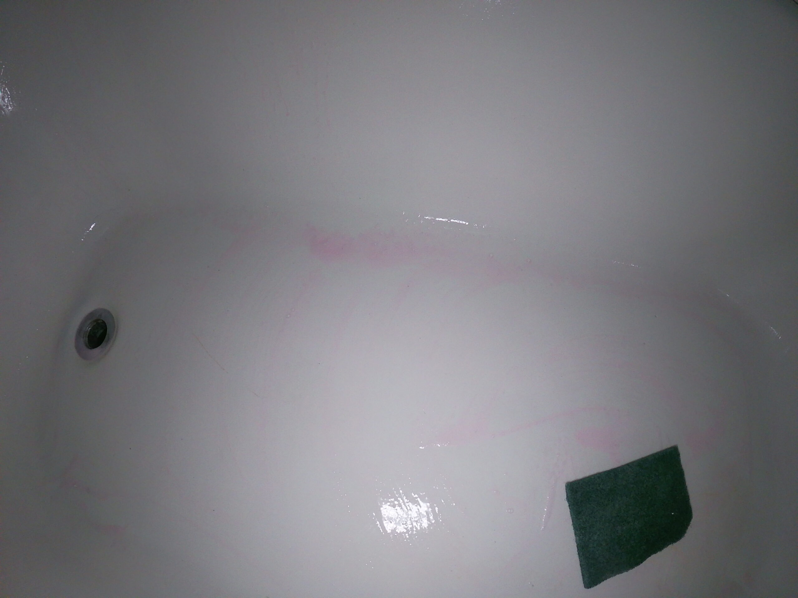 cleaning-bathtub-with-etch-cleaner-for-bathtub-refinishing